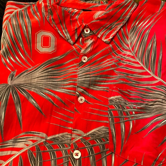 Ohio State Buckeyes Red & Grey Men’s Button-Up Hawaiian Shirt! Aloha!🌺🏈 - Picture 5 of 7